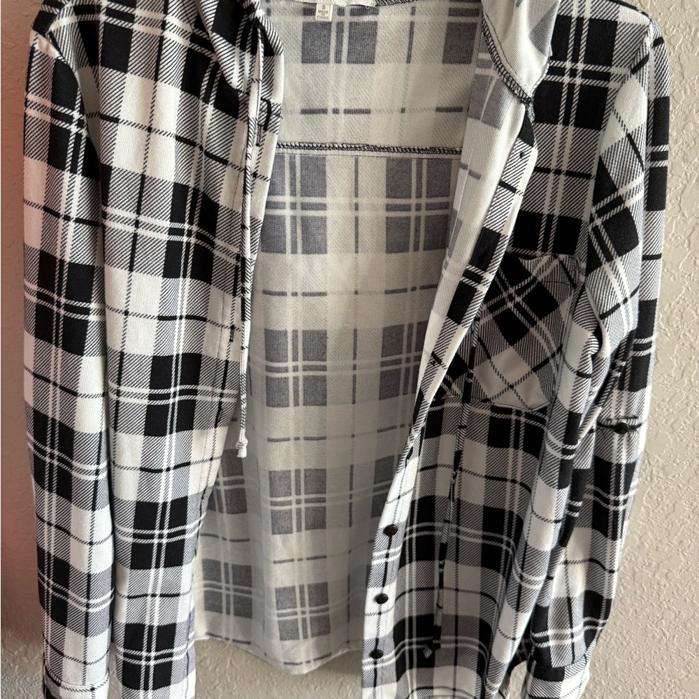 Eden & Olivia Black and White Casual Button Down Shirt